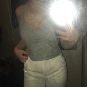 Grå topp - Basic superfin ribbad grå topp!🤍 STRL M  Köparen står för frakten❣️