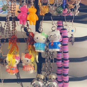 Handgjorda hello Kitty örhängen:) - SÅLD