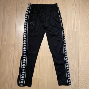 Svart Kappa byxa  - Snygg svart kappabyxa med knappar på sidan. Bara använt ett fåtal gånger så den är i bra skick. Säljer den då den är något för kort för mig. Frakt tillkommer🌼