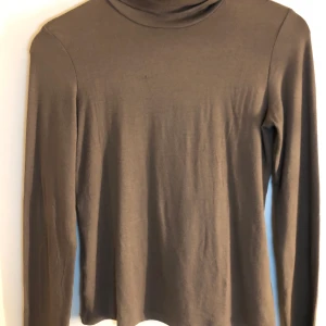 Brun polotröja  - Din brun SUPERSKÖN polotröja. Använd ett fåtal gånger, dock så är de en liten maska som dragits (se tredje bilden) men inget jag personligen tycker syns nått vidare!