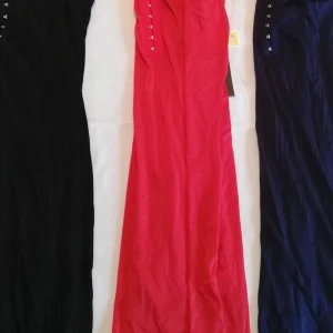 Pieces Nattlinne / underklänning  - Helt nya nattlinnen / underklänningar i tre olika färger. Finns i lite blandade storlekar. Skicka meddelande om storleken eller kommentera nedan så kikar jag om jag har vad du söker samt ser till att det blir rätt. 50 kr per plagg  ☺️                                  (ord. pris    230 kr)   