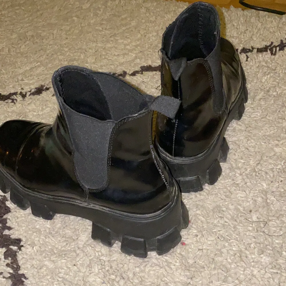 Chunky boots, Prada inspirerade i “patent” material🤍. Skor.