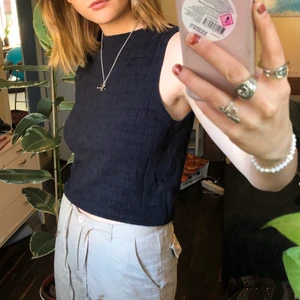 Mörkblå väst - Mörkblå stickad väst med rutigt mönster, storlek S/M🌽 Köpare står för frakt