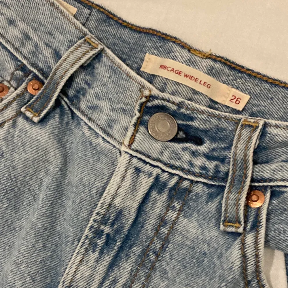 Säljer dessa skit snygg jeans från levi’s i modellen ”ribcage wide leg” om dom är tyvärr för stora på mig :( super bra skick och nyspriss är 1200kr / skicka meddelande om ni vill ha flera bilder💕. Jeans & Byxor.