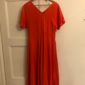 Soaked in luxury vårklänning - Fin passform för både midja och byst. 