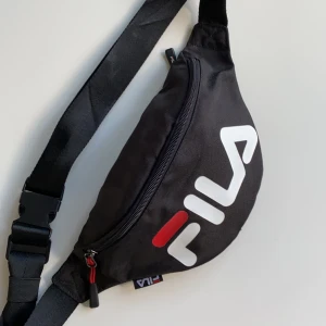 Magväska ifrån Fila - En magväska ifrån Fila. Är andvänd två gånger.