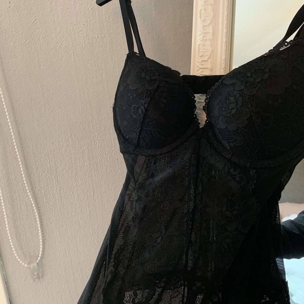 En spetsbody med string ifrån H&M, nypriset är 299kr. Använd en nyår sen bara hängt i garderoben, nyskick och inga spår på användning. Den har inlägg och är i storlek 36. Hör av dig om du vill ha fler bilder på den eller om du har frågor, frakt tillkommer ✨💓 #spetsbody #H&M. Toppar.