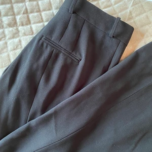 Raka kostymbyxor - Raka kostymbyxor från Zara. Superfina men alldeles för stora och långa för mig så därför inga bilder på. Köparen står för eventuell frakt. 