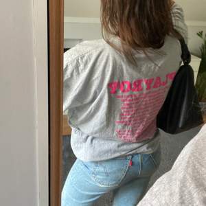 Riktigt snygg tröja från playboy med tryck på ryggen, den är oversized i storlek S. Den är endast använd cirka 3 gånger. Vill man se fler bilder är det bara att meddela.💖💖