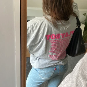 Playboy t-shirt - Riktigt snygg tröja från playboy med tryck på ryggen, den är oversized i storlek S. Den är endast använd cirka 3 gånger. Vill man se fler bilder är det bara att meddela.💖💖