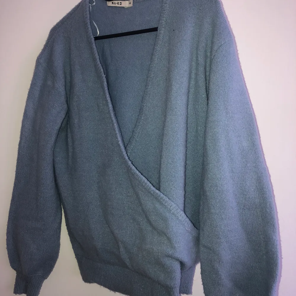 Ljusblå stickad tröja från NAKD. Storlek XXS men passar lika bra en storlek XS!! Köpare står för frakten . Stickat.
