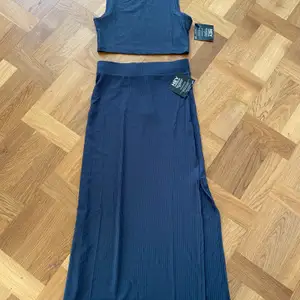Säljer ett fint set med kjol i storlek S, endast testad. Dock ser den lite blå ut på bilden men den är mer grå/blå.
