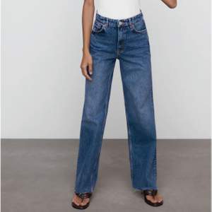 INTRESSEKOLL på dessa nya (oanvända) populära zara jeans i storlek 36! Säljer pga lite små på mig! Säljer endast vid bra bud!