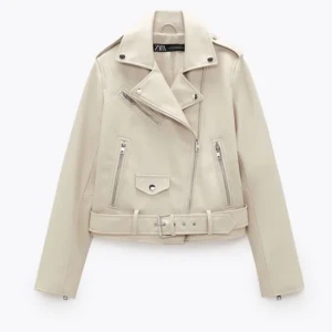 Helt ny skinnjacka  - Helt ny skinnjacka från Zara! Kort modell så den är i storlek L då jag ville ha den lite slappare. Aldrig använd. Säljer pga jag var ute efter en vit skinnjacka och hittade det efter jag köpt denna 💕 Nypris 599 kr. Mitt pris 250 där en frakt på 50 kr tillkommer 💜💞