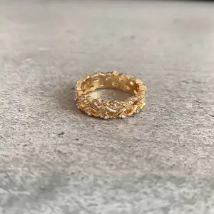 Jättefin guld-ring med små diamanter som aldrig är använd, inte äkta guld eller diamanter. Tror inte den tål vatten men om man målar på ett lager genomskinlig nagellack håller den betydligt längre 😋 GRATIS frakt