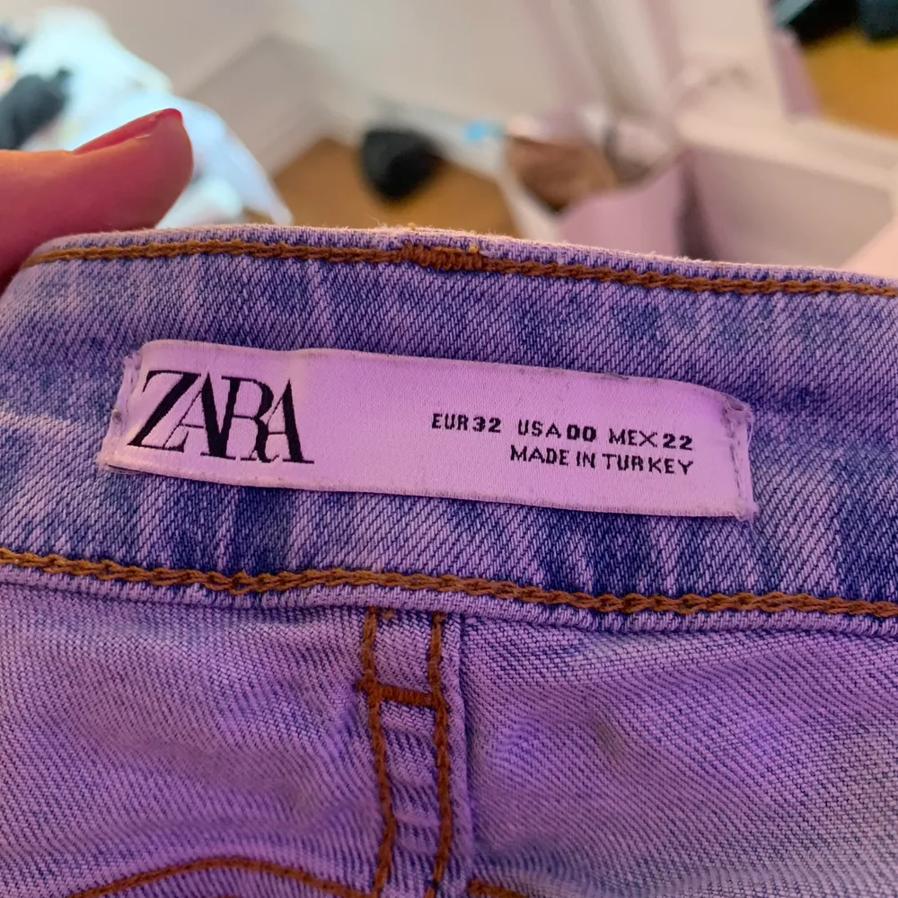 Skit fina vida jeans från zara men slitna hål på knäna.. Jeans & Byxor.