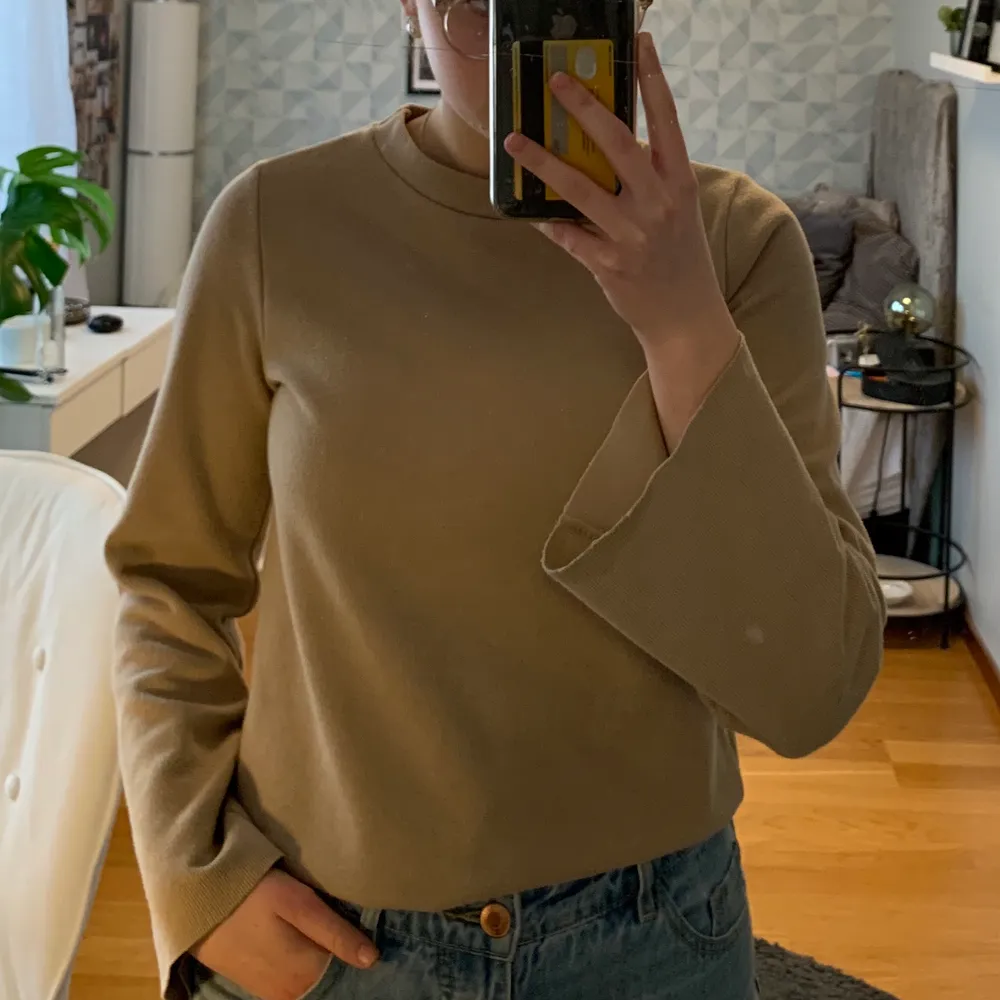 En beige tröja från Gina Tricot. Den är i storlek XS. Jag är 170 för referens. Den är i bra skick, säljer pga jag inte använder den längre. Det är bara att skriva om du har en fråga eller vill ha fler bilder😊. Tröjor & Koftor.
