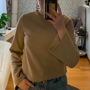 En beige tröja från Gina Tricot. Den är i storlek XS. Jag är 170 för referens. Den är i bra skick, säljer pga jag inte använder den längre. Det är bara att skriva om du har en fråga eller vill ha fler bilder😊