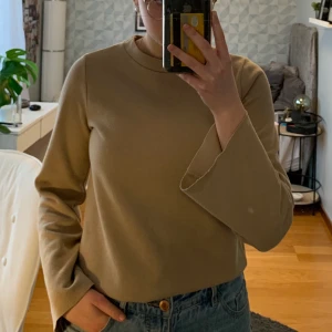 Beige tröja - En beige tröja från Gina Tricot. Den är i storlek XS. Jag är 170 för referens. Den är i bra skick, säljer pga jag inte använder den längre. Det är bara att skriva om du har en fråga eller vill ha fler bilder😊