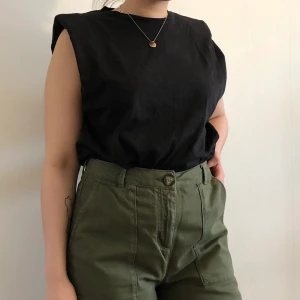 KHAKI BYXOR - Snygga korta khakigreen pants 🌼