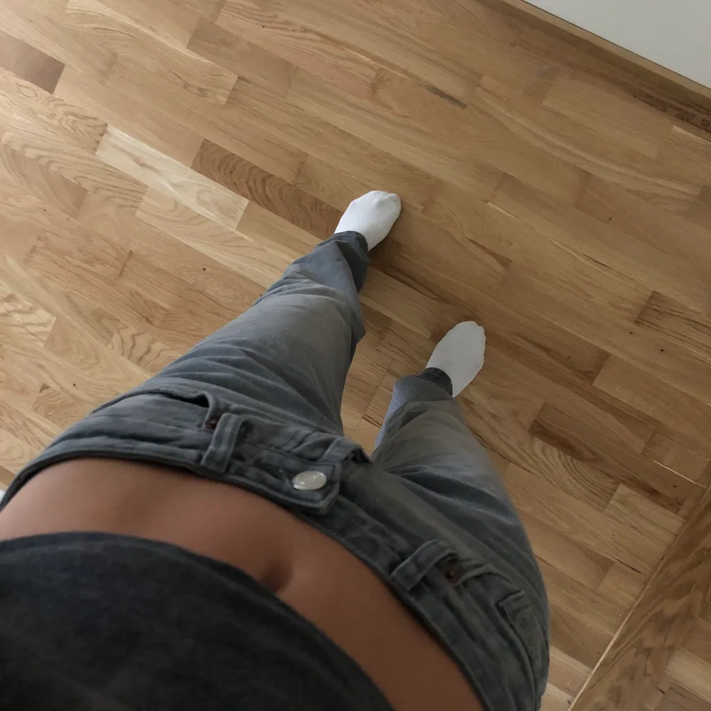 Populära gråa zara jeans med låg midja och raka ben! Storlek 34 och normala i storleken skulle jag säga, jag är 168cm och dom är perfekt längd på mig! Buda från 220kr eller köp direkt för 600kr💗 HÖGSTA BUD: paxad till direktpris!. Jeans & Byxor.