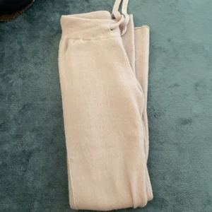 Lisa yang cashmere  - Säljer nu mina fina lisa yang cashmere byxor i färgen ljusrosa💓 dom är i ny skick med inga deffekter! Buda från 900kr 