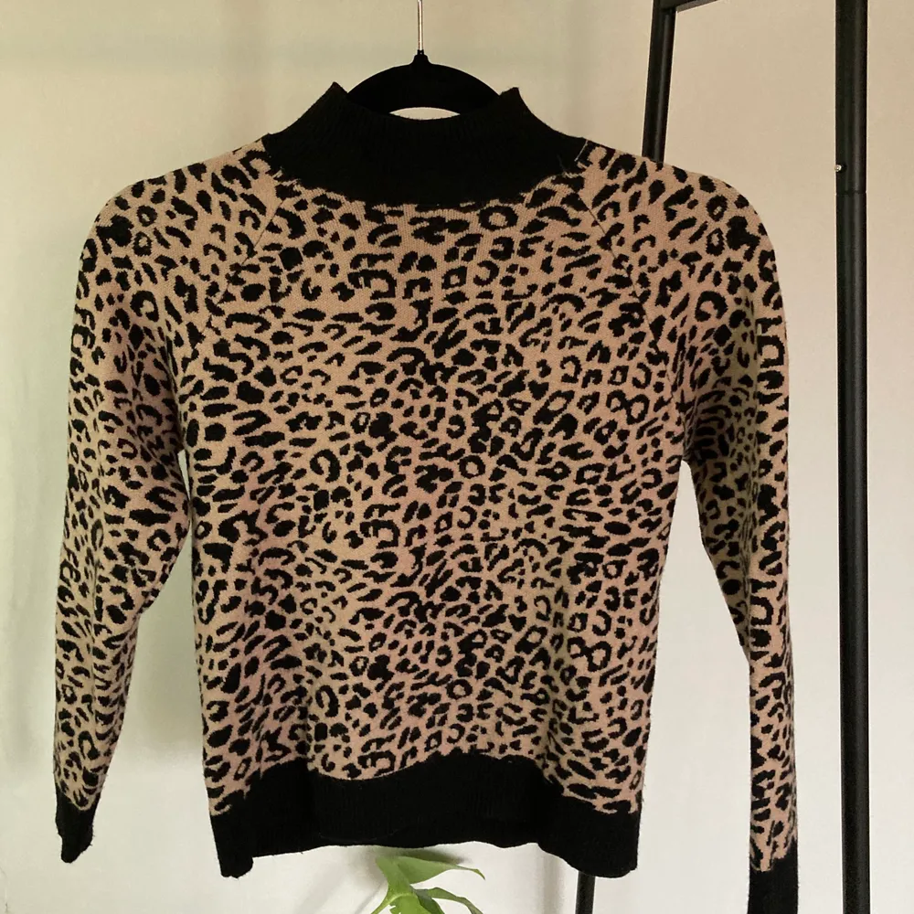 Fin stickad tröja med leopardmönster och polokrage. Den är i fint skick, bara använd ett fåtal gånger. Köpt från Asos. Köparen står för frakten🤎🤎🤎. Stickat.