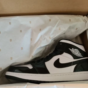 Air Jordan 1 mid carbon  - HELT NYA! Jordan 1 mid carbon. Storlek 43 (US 9.5). Kvittot fås med. Vid frågor är det bara att skriva. 