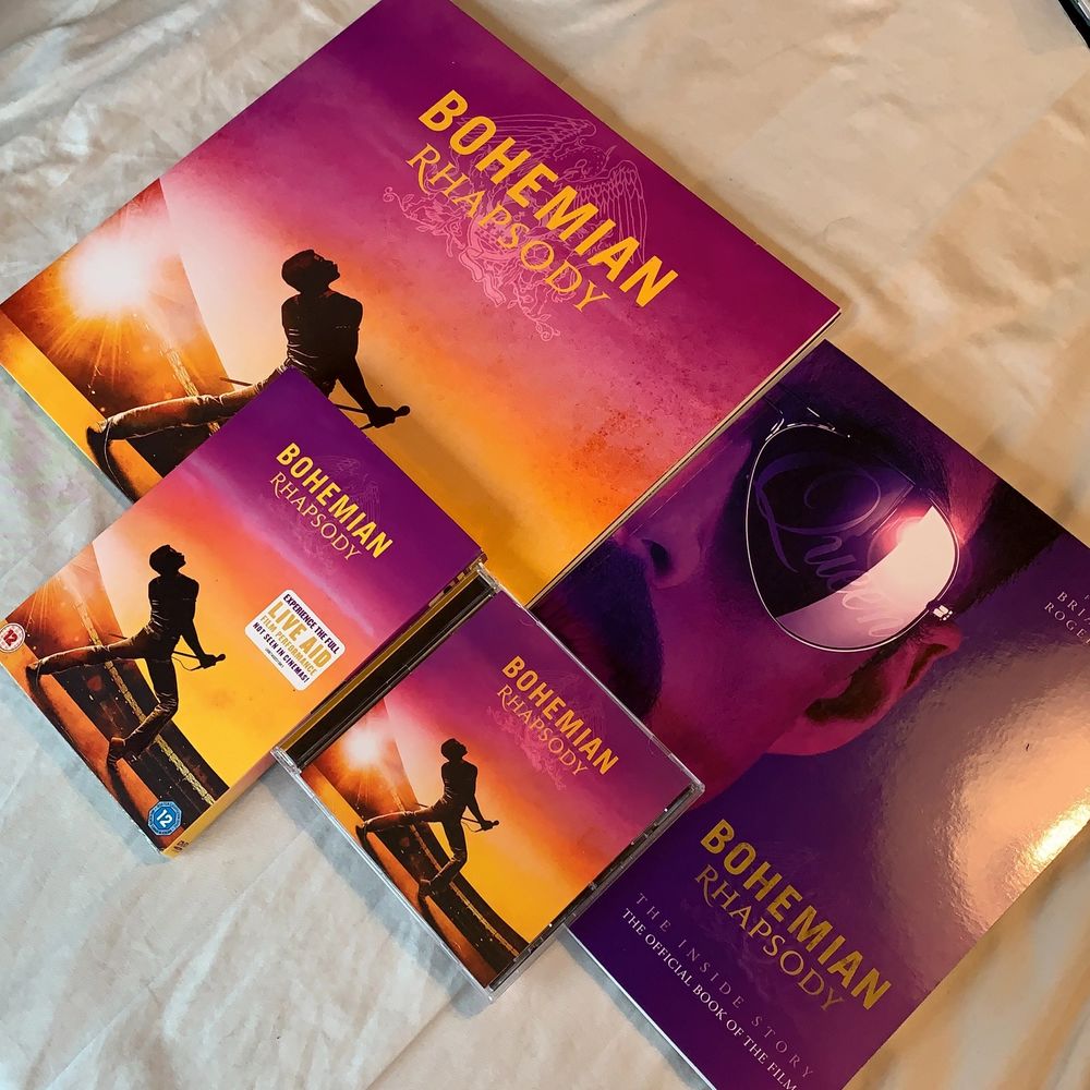 Blev du också helt förälskad av filmen ”Bohemian Rhapsody” som släpptes 2018? Say no more! Här finns det perfekta kitet bestående av en ny vinylskiva med soundtracket från filmen, en bok, DVD-filmen och soundtracket på CD-skiva. Allt är i nytt skick och ospelat. 🥰✨ Priset går att diskuteras! . Övrigt.