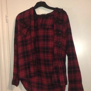 Röd/svart skjorta!  - Säljer min fina skjorta, sällan använd och i superbra skick! Köptes för ca 200kr. 