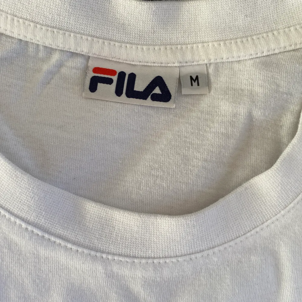 Tshirt från FILA med stort tryck på bröstet ovh ett litet på ena ärmen | strl M | frakt tillkommer. T-shirts.