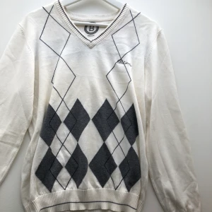 Oversized vintage tröja - Oversized tröja! Finfint skick. Tröjor som denna passar inte min stil men är sjukt snygga på andra! Köpare står för frakt!☀️💕