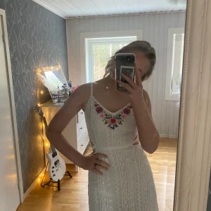 Klänning  - Så himla fin klänning från hollister köpt för 2 år sen för runt 400kr. Broderade blommor och fina detaljer i midjan. Storlek S och säljer för 150kr men kan gå ner mycket vid snabb affär. Möts i Stockholm annars står köparen för frakt💕🥰