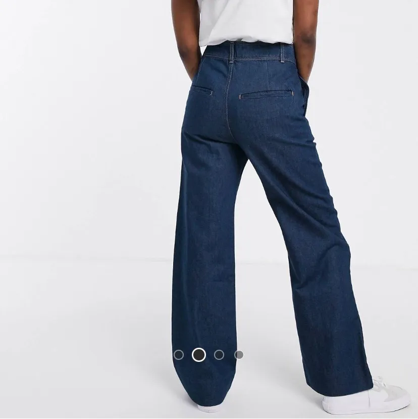 Säljer dessa fina jeans ifrån weekday. Dom har väldigt fin oversized passform i benen och är i strlk 36. Jag är strlk 36/38 så ligger man på gränsen fungerar dom som 38. Säljs pågrund av lite använda, dom är nästan nya då dom används ett fåtal gånger så färgen är fin! Säljer dom för 200 + frakt 62. Vid bilder/frågor skriv :). Jeans & Byxor.