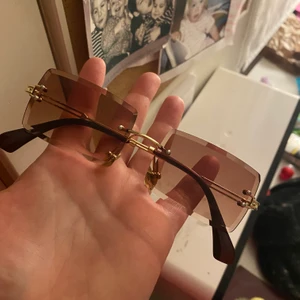 Solglasögon  - Supercoola solglassögon! Lite retro vibes! Skriv in fler bilder önskas! Kan frakta 🥰