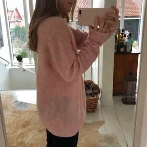 Stickad tröja &Other Stories  - Stickad tröja från & Other Stories i den perfekta rosa färgen inför våren. Använd men fortfarande i fint skick! Storlek XS men passar även S då den sitter stort på mig som är en storlek XS i kläder. (Frakt inkluderat i priset)