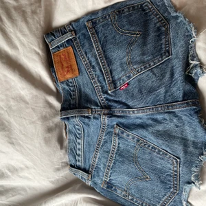Levis shorts  - Väldigt snygga Levis shorts model 501! Storlek xs/s. Säljer för 90kr💖