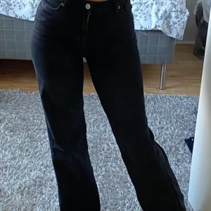 Vida jeans - Ett par svarta monki jeans i modellen Yoko. Ej använde så mycket då de sitter för tight, de är lite urtvättade men fortfarande snygg! Skriv privat om man vill se hur färgen ser ut!💞