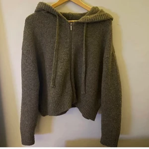 Stickad hoodie kofta - SÖKER denna eller liknande i storlek M eller L. (Lånad bild)