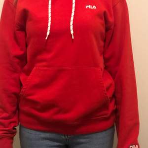 Mkt fin röd hoodie från FILA i strl XS 