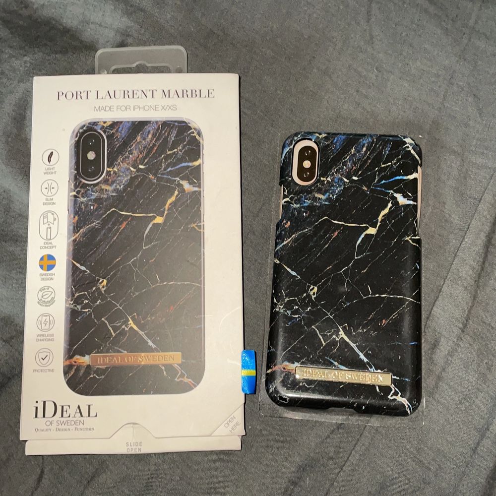 iPhone X/XS skal från ideal of Sweden i färgen port Laurent marble. Använd fåtal gånger. Som man ser på andra och tredje bilden har skalet tappat lite färg, därav de billigare priset! Däremot smälter det in ganska mycket med resten av skalet! Originalpris 299kr. Övrigt.