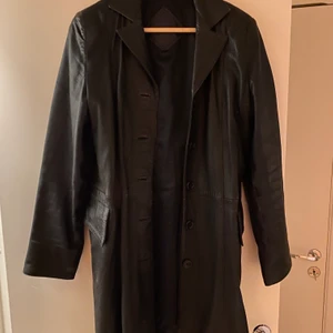 Skinnkappa  - En fin skinnkappa i mycket fint skick. Storlek 40