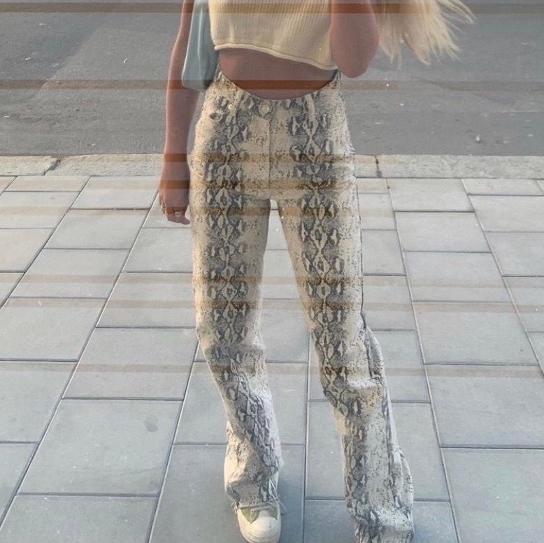 Super snygga snakejeans frĂ„n ZARA (helt slutsĂ„lda)đLĂ
NGA men de Ă€r den modellen som man klipper efter egen lĂ€ngd!! Kan skicka men köparen stĂ„r för fraktđ HĂGSTA BUD: 330 KĂP DIREKT: 420 (sĂ„lt mina 34:or men sĂ€ljer mina nya 38:or men smĂ„ i storleken sĂ„ sitter 36:or mer). Jeans & Byxor.