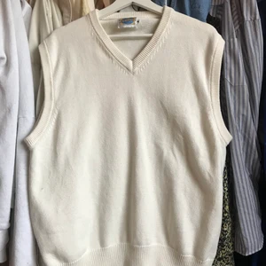 Stickad väst - Vit väst, stickad! Anväder inte längre, hänger bara i garderoben! Skön V-ringad väst.