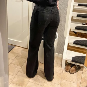 JEANS WIDE LEG FULL LENGHT - Säljer mina favoritjeans från Zara då de inte längre passar! Använda varsamt så i bra skick!✨🌸  Köparen står för frakten. Frakt: 45kr (ej spårbart) eller 66kr (spårbart)