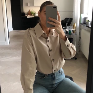 Beige skjorta  - Från Zara. Skitsnygg klassiker som  aldrig används för har många liknande! 