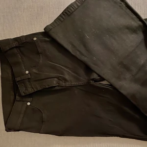 Svarta bootcut jeans  - Svarta knappt användna bootcut jeans. Storlek S och i jättebra skick. Orginalpris 399kr! Säljer för 100