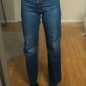 Monki jeans, yoko - Jeans från monki som inte längre kommer till användning, de är i bra skick. Modellen heter yoko och de är i storlek 27.