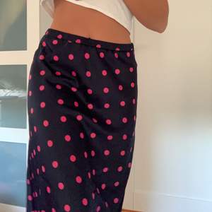 Säljer denna somriga kjol, blå och rosa, i storlek S från zara :) i perfekt skick