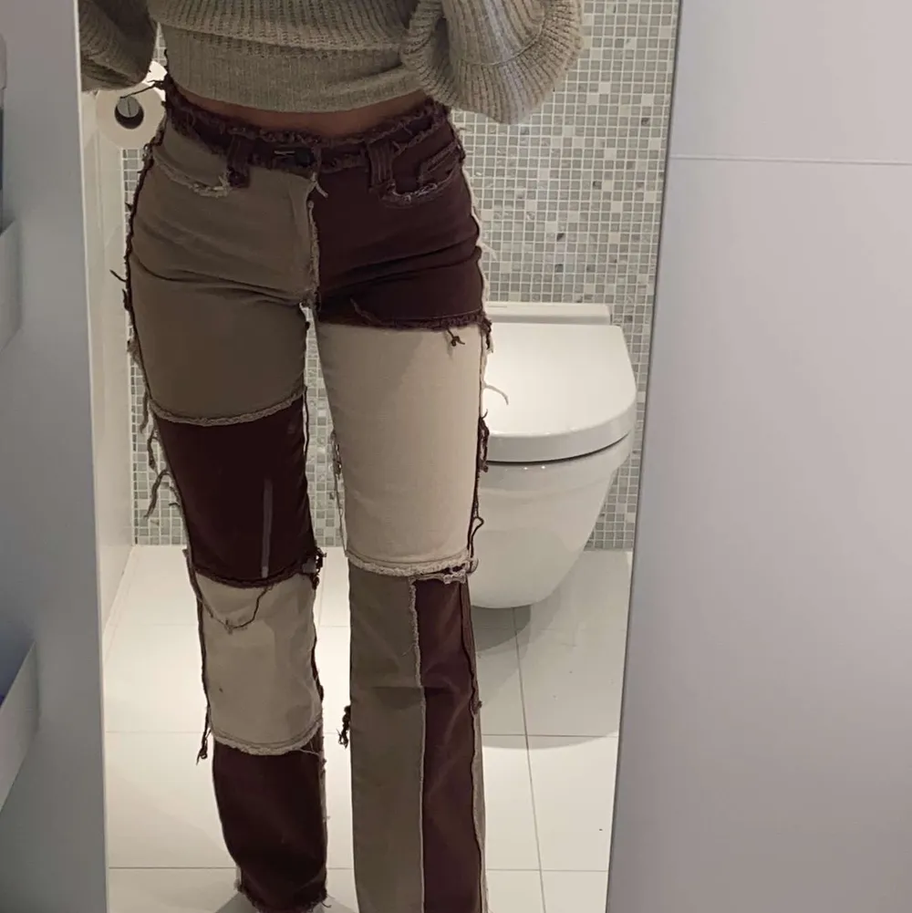 BRUNA JADED LONDON PATCHWORK JEANS  Super snygga patch work jeans från Jaded London! Deras bästsäljare som tar slut så fort ett nytt dropp släpps! Helt oanvända och köpta direkt från Jaded Londons hemsida. Storlek W24 med originaltag kvar. Köparen står för frakten🌸 . Jeans & Byxor.